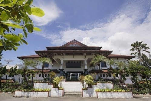 Bahari Inn Tegal Экстерьер фото