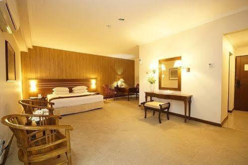 Bahari Inn Tegal Экстерьер фото