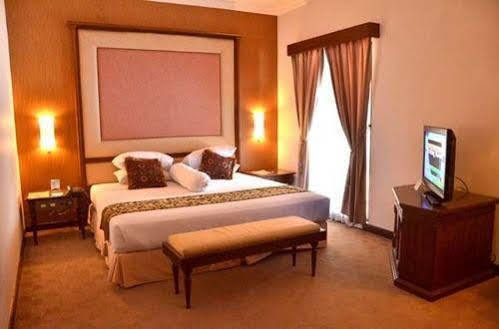 Bahari Inn Tegal Экстерьер фото